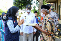 Bupati Banyuwangi berikan santunan nelayan tenggelam