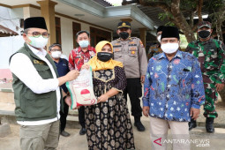 Bupati Bangkalan  pimpin pendistribusian bantuan sembako