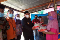 Bupati Langkat serahkan beras bantuan untuk PPKM