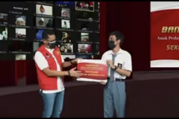 Sandiaga Uno serahkan 100 beasiswa bagi anak-anak pedagang