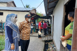 Bupati Tanjab Barat salurkan bantuan bahan pangan kepada warga