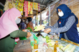 Gerakan Hari Belanja ke Pasar Rakyat dan UMKM Banyuwangi, hasil belanja didonasikan