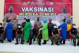 Polresta Sidoarjo bantu vaksinasi ratusan anggota banser