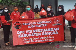 DPC PDI Perjuangan Bangka bagikan ratusan paket sembako