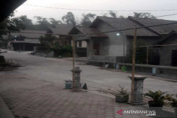 Sejumlah  wilayah di Kabupaten Magelang dan Temanggung hujan abu