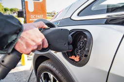 Ford, GM, Stellantis minta dukungan pemerintah AS terhadap mobil listrik