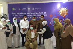 Pemerintah Aceh luncurkan vaksinasi moderna untuk Nakes di RSUDZA