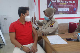 400 warga ikuti vaksinasi kerja sama Komisi Informasi-Polda