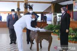 Sebanyak 61 kepala desa di Probolinggo dilantik secara daring dan luring