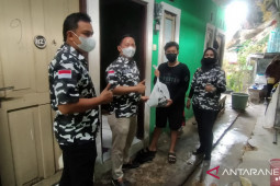 Bapera Banjarbaru bagikan sembako kepada warga terdampak COVID-19