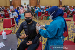 Bima Arya jalani vaksinasi COVID-19 dosis kedua