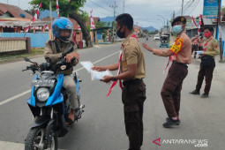 Pramuka di Bone Bolango bagikan masker dan hand sanitizer