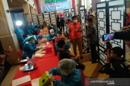 Ratusan pekerja hiburan malam di Kota Bandung  divaksinasi