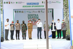 Karawang jadi tempat pertama pelaksanaan Sentra Vaksinasi Silih Tulungan