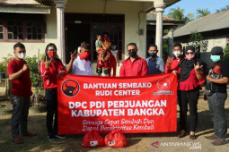 DPC PDI Perjuangan Bangka salurkan sembako di Belinyu