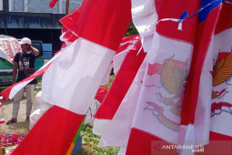Pedagang bendera musiman keluhkan sepi pembeli