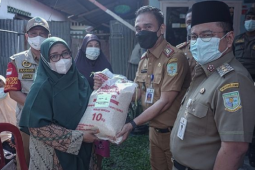 H Maulana salurkan bansos BPNT di e-warong