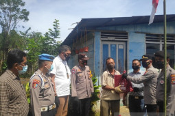 Tim Operasi Yustisi Polres Tapsel bagikan masker dan sembako