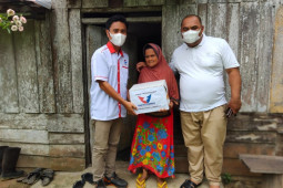 Partai Perindo Langkat berikan sembako kepada guru mengaji di Gebang