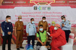 Bupati Lampung Tengah tinjau vaksinasi warga binaan di Lapas Gunung Sugih