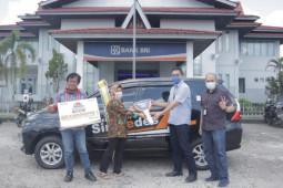 BRI Putussibau serahkan hadiah mobil untuk Sri Lestari
