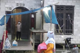 Lembaga sosial masyarakat Desa Bukit Raya  bantu warga terpapar COVID-19