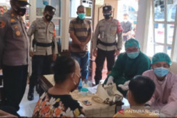 Polsek Negara dampingi petugas lakukan vaksinasi "door to door"