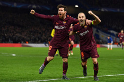 Iniesta tak kuasa membayangkan Messi pakai seragam selain Barcelona