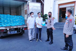 Melalui Polrestabes Surabaya, PT KSI salurkan 4 ton beras untuk warga terdampak pandemi