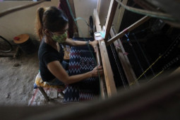Kiat pengusaha tenun ikat Kediri bertahan di tengah pandemi