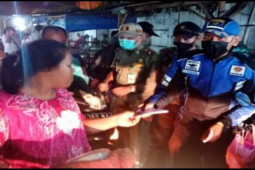 Dishub dan Satpol PP Tebing Tinggi bagi masker di pasar induk