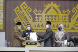 Bupati Pringsewu hadiri rapat paripurna penyampaian empat Raperda