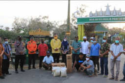 Wabup Pringsewu serahkan alat bantu gali makam