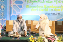 Khofifah ajak doakan Kiai Miftachul Akhyar agar kondisinya membaik usai kecelakaan