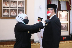 Gubernur Jatim  sematkan Satyalancana Karya Satya bagi ASN berdedikasi
