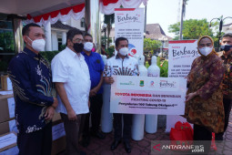 Toyota Indonesia teruskan program pemberian tabung oksigen di Karawang