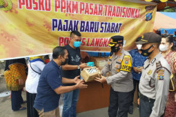Kapolres Langkat bagikan 5.000 masker dan 700 botol handsanitezer