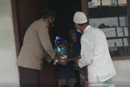 Personel Bhabinkamtibmas Sempan Bangka bagikan 75 karung beras
