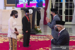 Presiden RI berikan Bintang Mahaputra Adipradana kepada Artidjo Alkostar