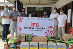 Indonesia Financial Group berbagi dengan anak yatim piatu di Banda Aceh