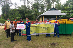 Pertamina berikan bantuan sarana kebersihan DLH Sintang