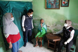 Wali Kota Mojokerto Ning Ita berikan bantuan modal bagi pedagang keliling