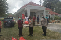 DPC PDI Perjuangan bagikan belasan paket sembako