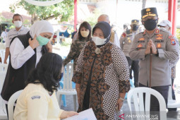 Menuju PTM, Gubernur Jatim terus dorong percepatan vaksinasi pelajar