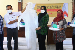 SIG libatkan 30 ibu rumah tangga produksi 1.400 baju hazmat
