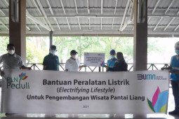 PLN dukung kegiatan UMKM di lokasi wisata pantai Hunimua, gairahkan perekonomian