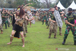Mandau jadi cenderamata dari TNI AD untuk US Army