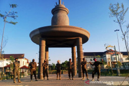 Satpol PP larang warga kunjungi Taman Kantor Bupati PPU