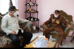 Menyambut HUT ke-76 RI, Pemkot Tebing Tinggi serahkan bantuan untuk veteran dan disabilitas