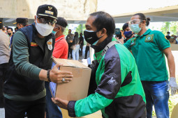 Bantuan COVID-19 untuk warga Kota Surabaya diberikan dalam bentuk sembako